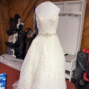 Elegant White Strapless Wedding Dress